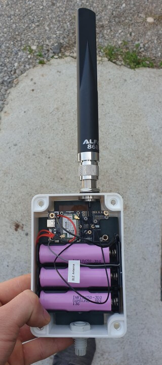 Meshtastic node z Alfa 868 anteno, RAK wireless and 3 18650 baterijami