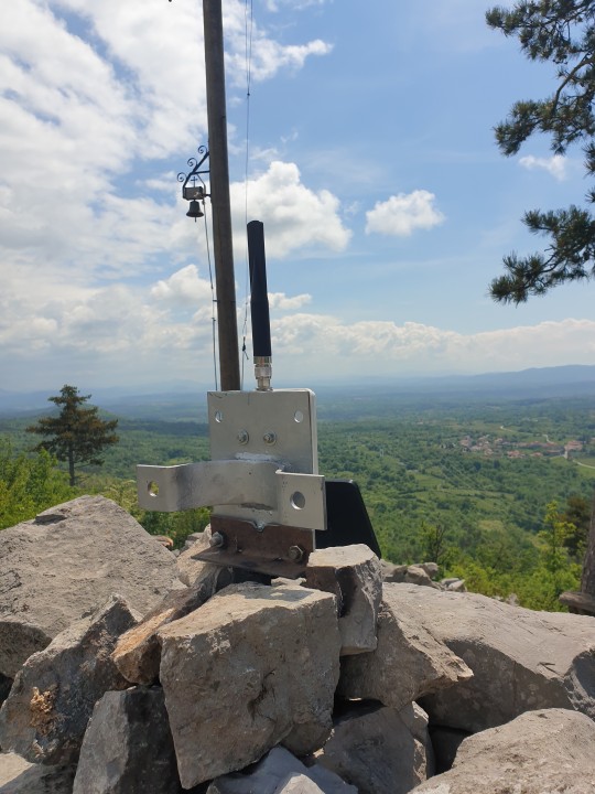 Meshtastic node montiran na ruševinah cerkve SV. Katarine nad vasjo Škrbina
